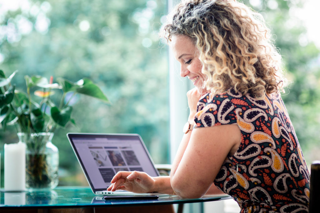 Hélène, boosteuse de communication avec ComSEO