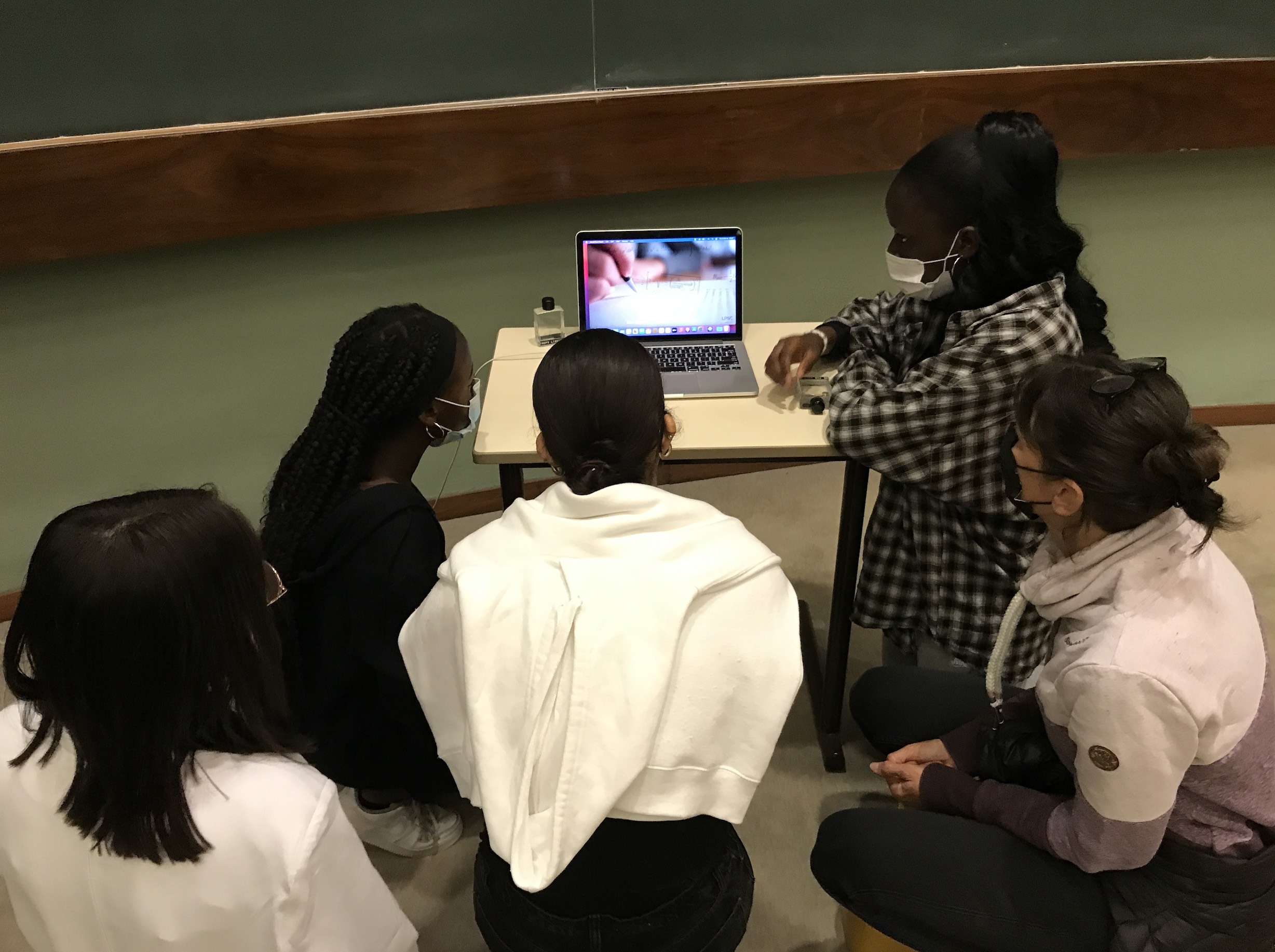 Joueuses concentrées au laboratoire LPSC du CNRS
